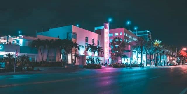 Hotels Near Wet Willies in Miami